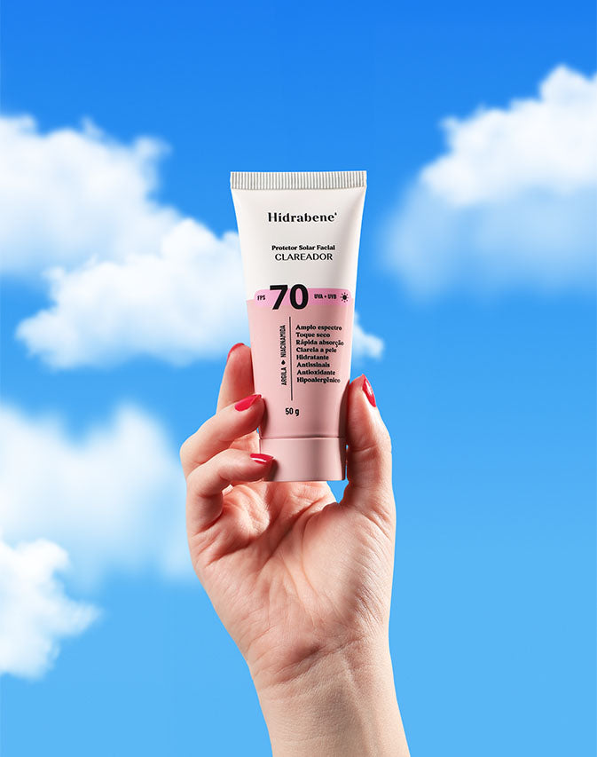 Bisnaga do Protetor Solar Facial FPS 70 Clareador em fundo azul com nuvens.